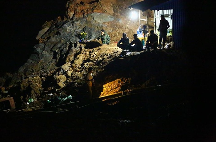 Sập mỏ vàng ở Hòa Bình: Lực lượng cứu hộ trắng đêm tìm kiểm hai người...