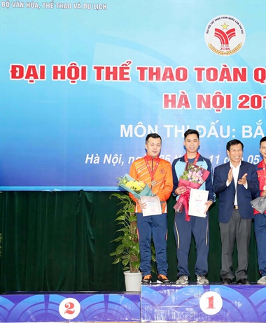Bộ trưởng Nguyễn Ngọc Thiện trao thưởng cho các xạ thủ bắn súng xuất sắc