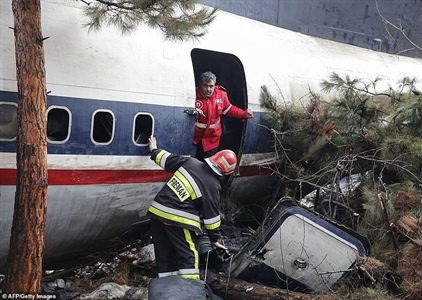 Hiện trường đổ nát sau vụ rơi máy bay Boeing 707 khiến 15 người chết ở Iran