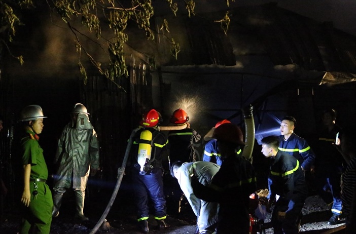 Hà Nội: Cháy lớn tại xưởng nhựa, khói đen bốc cao hàng chục mét