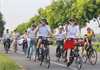 Du khách cùng các bạn trẻ đạp xe chống biến đổi khí hậu