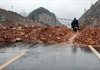 Cao tốc La Sơn - Túy Loan: Đổ đất chặn xe, nhiều phương tiện vẫn bất chấp vượt qua