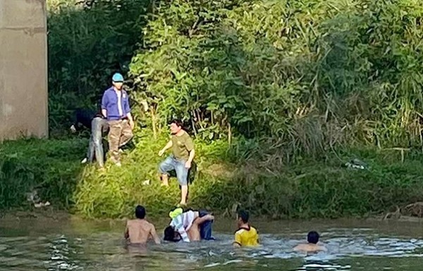 Thầy giáo cứu sống nữ sinh lớp 10 nhảy xuống sông tự tử