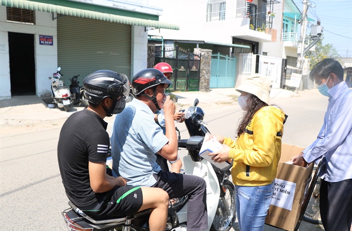 Ninh Thuận: Phát hàng ngàn khẩu trang y tế miễn phí phòng dịch corona