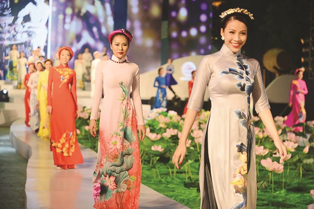 Ngắm những bộ áo dài đặc sắc tại chương trình “Áo dài – Di sản văn hoá...