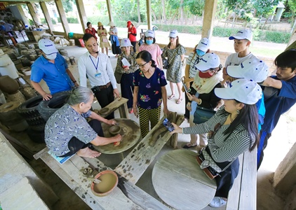 Xây dựng hồ sơ di sản văn hóa phi vật thể làng nghề gốm Phước Tích