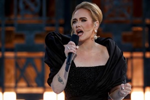 Một nửa ê kíp bị Covid-19, “họa mi nước Anh” Adele hoãn buổi biểu diễn ở Las Vegas