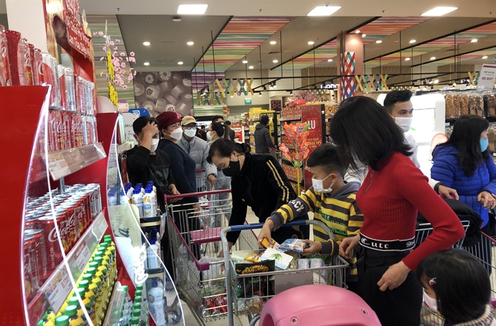 Hà Nội: Người dân ùn ùn đi siêu thị sắm Tết