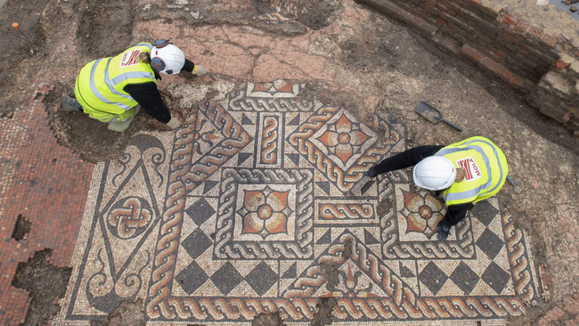 Phát hiện bức tranh khảm thời La Mã lớn nhất trong 50 năm qua ở London