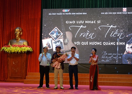Nhạc sĩ Trần Tiến giao lưu với quê hương Quảng Bình