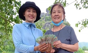 Người thợ chụp ảnh ở Phong Nha tìm trả lại ví tiền cho du khách