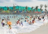 Không phải ngày nghỉ, Tổ hợp biển tạo sóng lớn nhất thế giới vẫn đông nghịt khách dịp 1.6