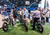 Khách Mỹ thích thú trải nghiệm xe đạp điện DrgnFly của VinFast