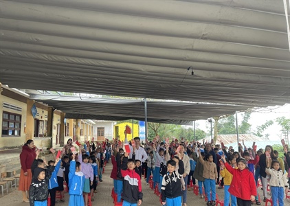 Học sinh ở miền núi Quảng Nam nhận lì xì ở buổi chào cờ đầu năm mới