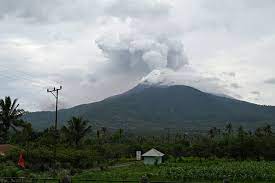 Indonesia: Núi lửa Ibu phun trào tạo ra cột tro bụi cao tới 2.500m